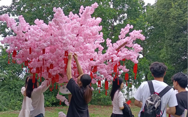 武昌理工学院校园内“祝福树”。