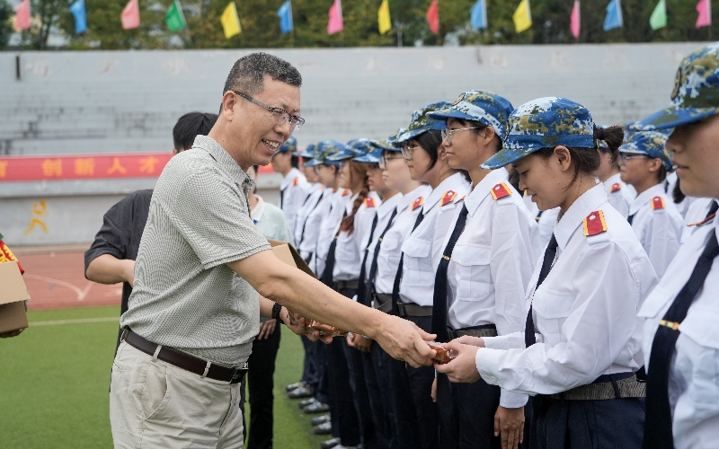 校党委书记为学生送月饼。